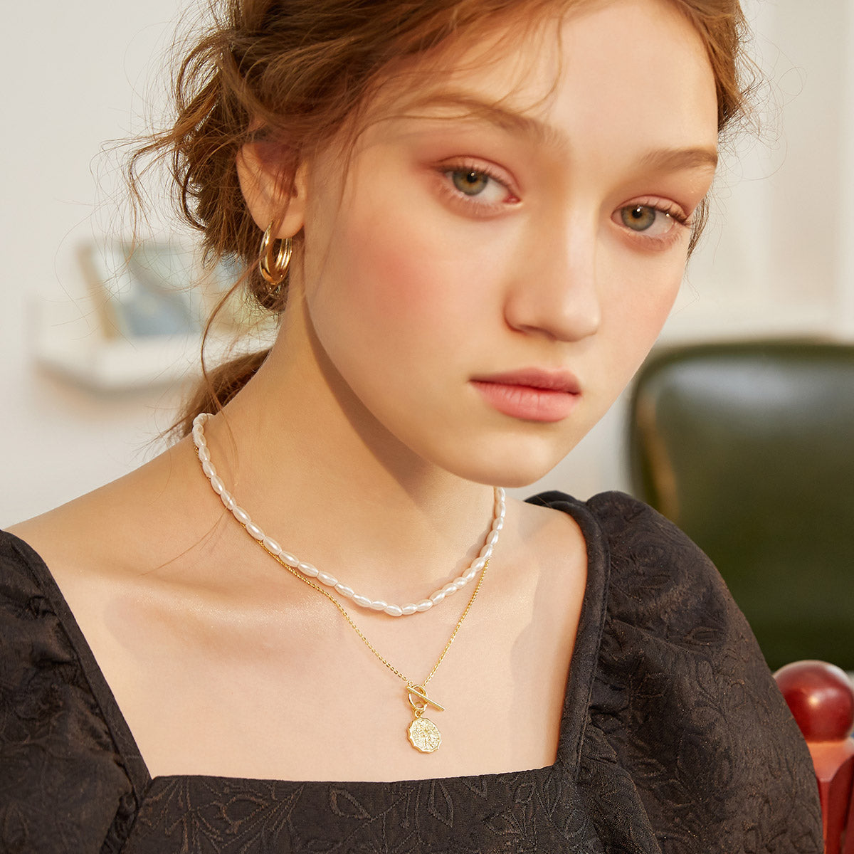 VTX Liora gold double-layer necklace close-up detail